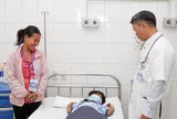 Nghẹt thở cuộc chạy đua ‘giờ vàng’ cứu sống bé gái bị rắn độc cắn khi đang ngủ