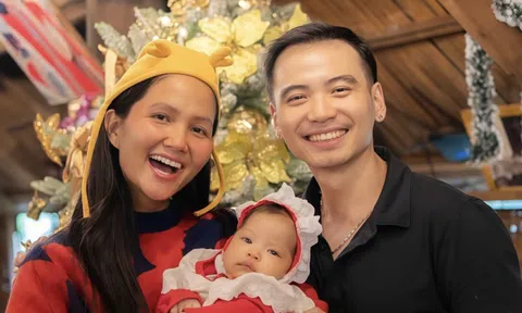 H'Hen Niê khoe khoảnh khắc đáng yêu đón Giáng sinh đầu tiên của con gái