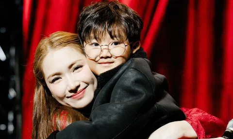 Nữ ca sĩ Hòa Minzy trao trả “tài sản” cho quý tử