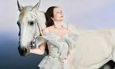 Lý Nhã Kỳ khoe nhan sắc rạng ngời