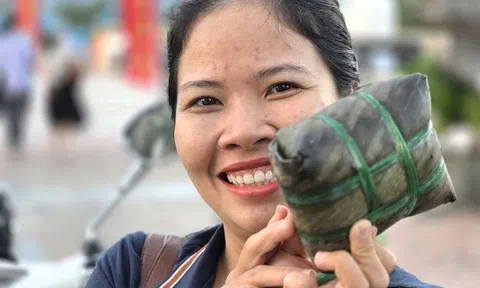 Du khách thích thú trải nghiệm Tết làng chài bên bờ biển Đà Nẵng