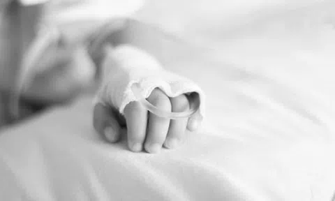 Bé trai 5 tháng tuổi nguy kịch sau khi được cho “nếm thử” rượu bằng đầu đũa