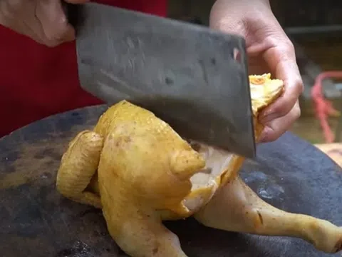 Một phút sơ sẩy khi chặt thịt gà, người đàn ông 57 tuổi đối mặt nguy cơ tàn phế bàn tay