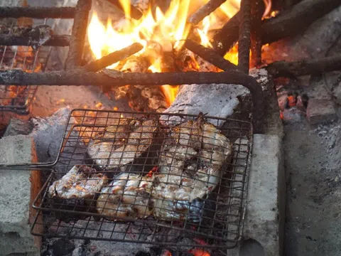 Cá nướng than – lễ vật thiêng cúng tổ tiên dịp Tết của người Thái