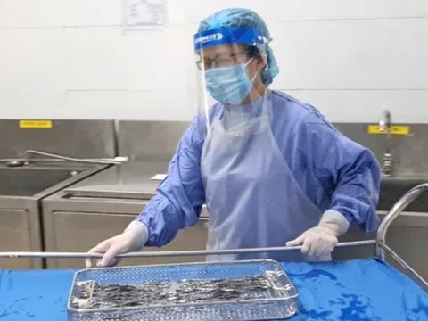 Những "lá chắn" thầm lặng phía sau ánh đèn phòng mổ